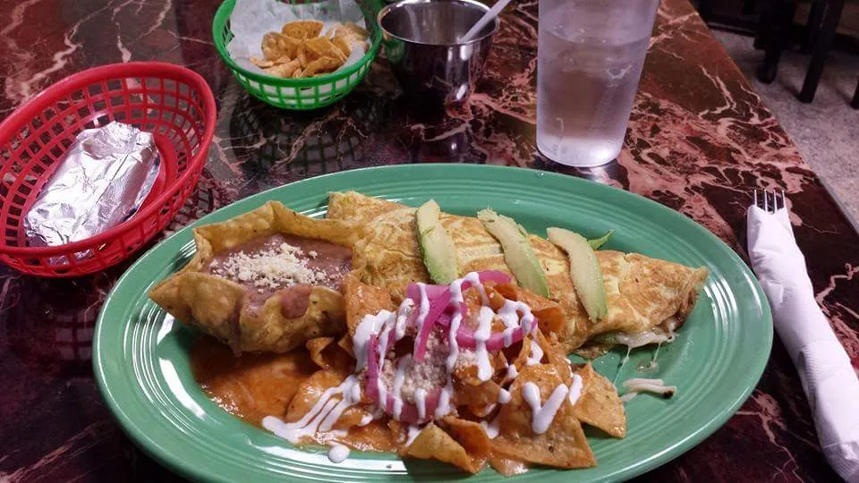 Omelette Y Chilaquiles Con Frijoles
